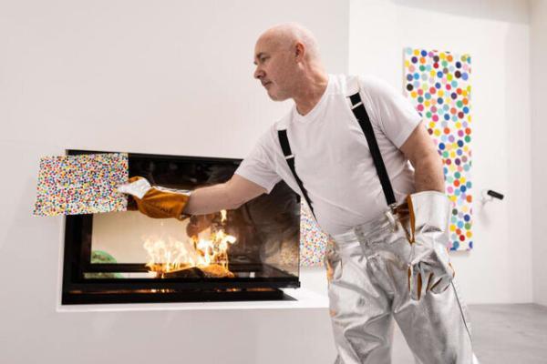 یک هنرمند نقاش 1000 تابلوی خود را سوزاند